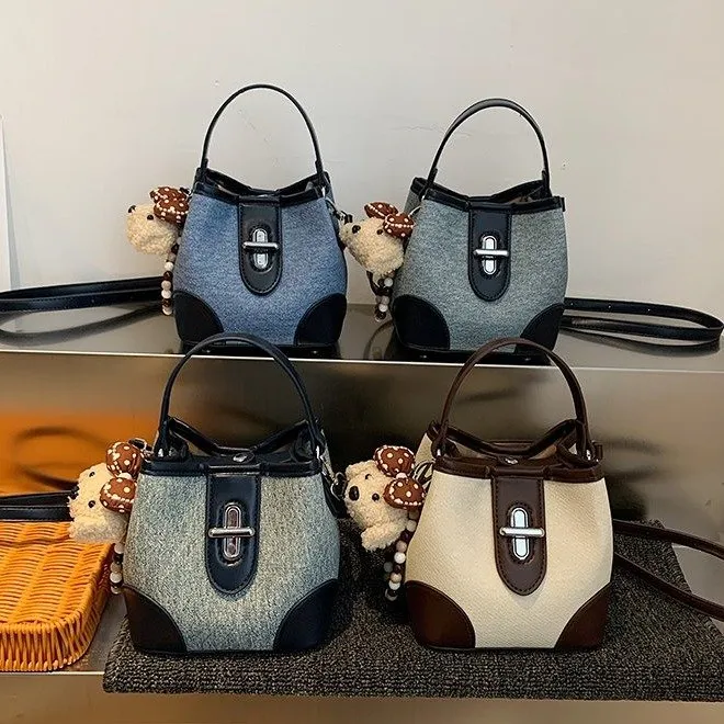 Tas Selempang Wanita Bahan PU Sintetis Motif Polkadot Warna Hitam Tali Rantai Grosir Import