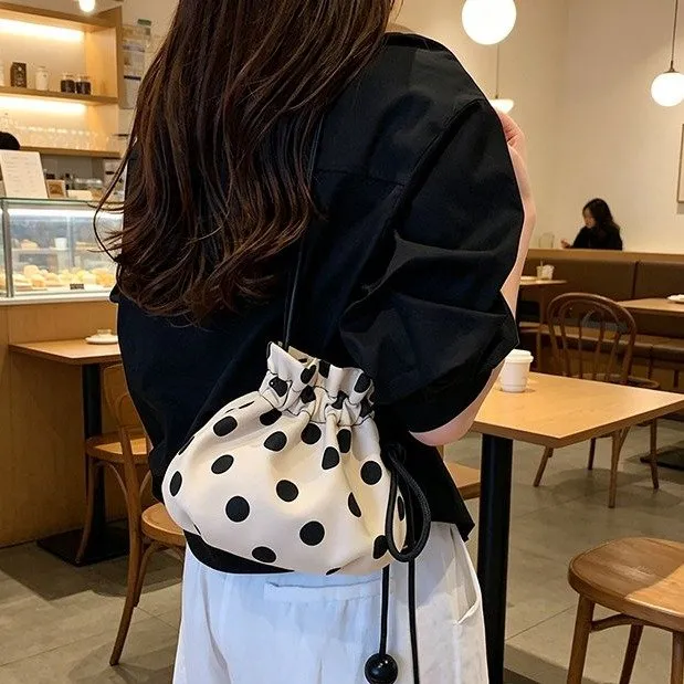 Tas Selempang Wanita Bahan PU Sintetis Motif Polkadot Warna Hitam Tali Rantai Grosir Import