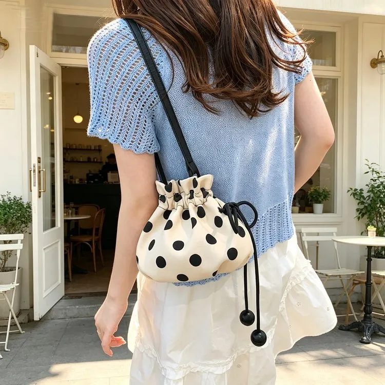 Tas Selempang Wanita Bahan PU Sintetis Motif Polkadot Warna Hitam Tali Rantai Grosir Import