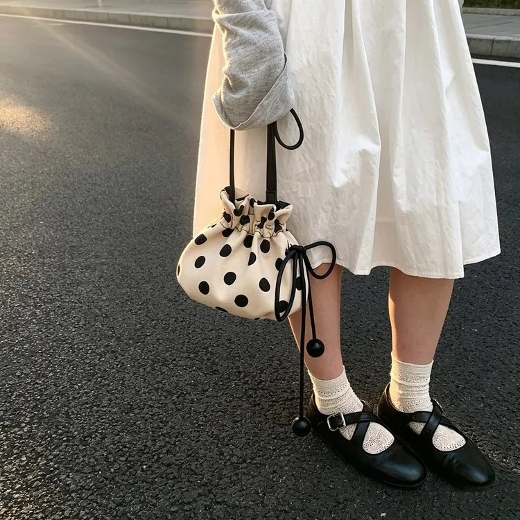Tas Selempang Wanita Bahan PU Sintetis Motif Polkadot Warna Hitam Tali Rantai Grosir Import
