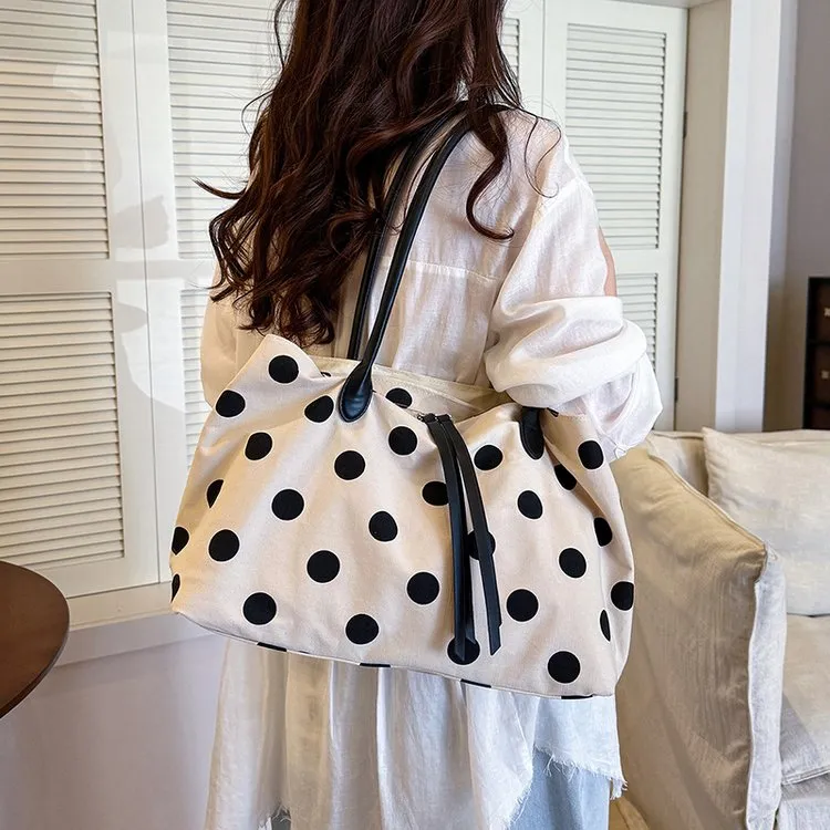 Tas Selempang Wanita Bahan PU Sintetis Motif Polkadot Warna Hitam Tali Rantai Grosir Import