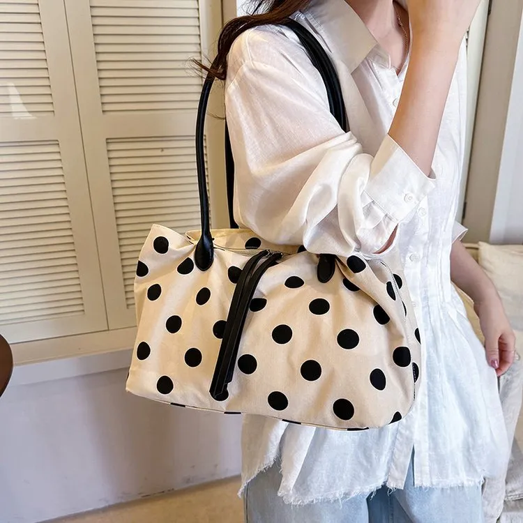 Tas Selempang Wanita Bahan PU Sintetis Motif Polkadot Warna Hitam Tali Rantai Grosir Import