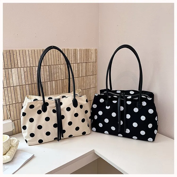 Tas Selempang Wanita Bahan PU Sintetis Motif Polkadot Warna Hitam Tali Rantai Grosir Import