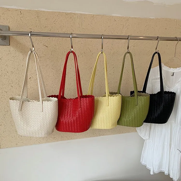 Tas Selempang Wanita Bahan PU Sintetis Tekstur Anyam Warna Hitam Grosir Import