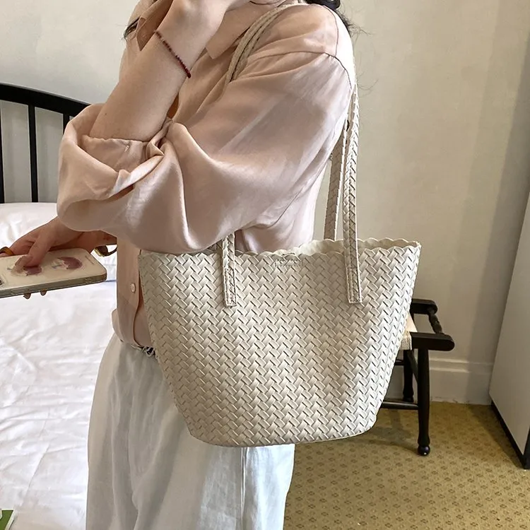 Tas Selempang Wanita Bahan PU Sintetis Tekstur Anyam Warna Hitam Grosir Import