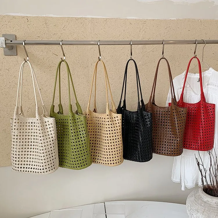Tas Selempang Wanita Bahan PU Sintetis Tekstur Anyam Warna Hitam Grosir Import