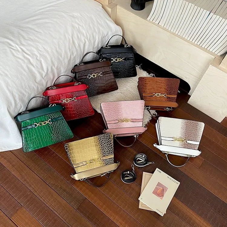Tas Selempang Wanita Bahan PU Sintetis Motif Croco Warna Hitam Tali Rantai Grosir Import