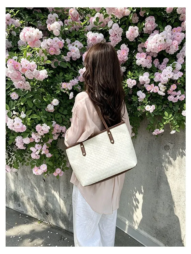 Tas Selempang Wanita Bahan PU Sintetis Model Quilted Warna Putih Bentuk Kotak Katalog Grosir