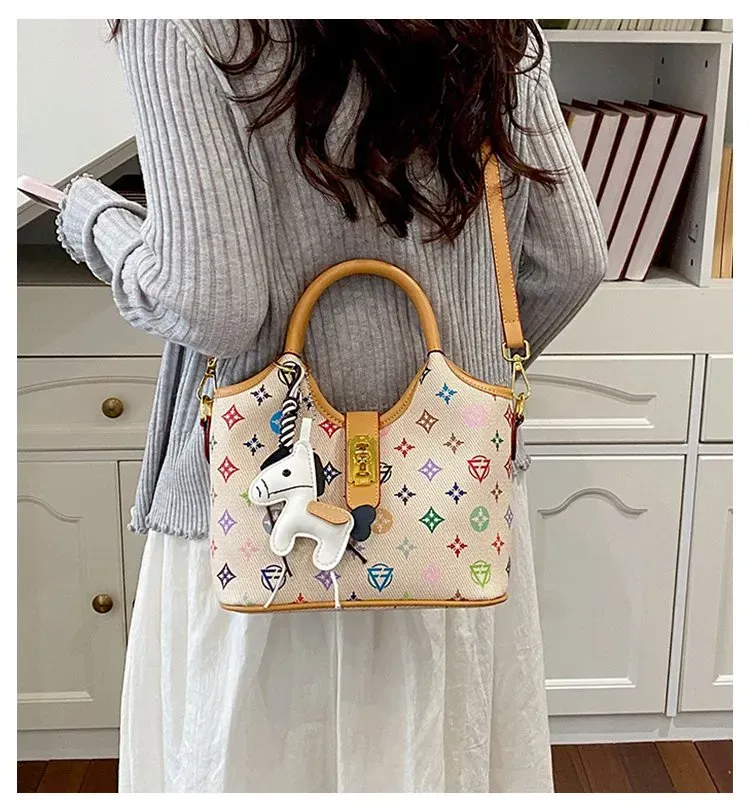 Tas Selempang Wanita Bahan PU Sintetis Motif Print Bentuk Kotak Tali Panjang Dengan Gantungan