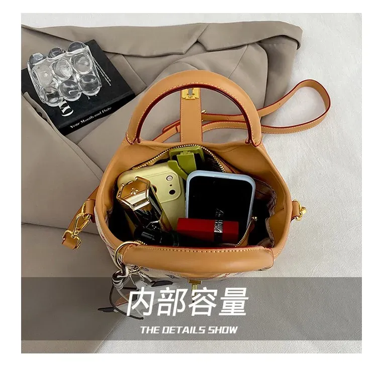Tas Selempang Wanita Bahan PU Sintetis Motif Print Bentuk Kotak Tali Panjang Dengan Gantungan