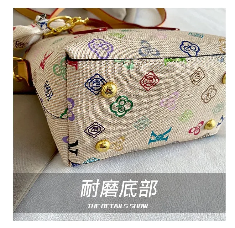Tas Selempang Wanita Bahan PU Sintetis Motif Print Bentuk Kotak Tali Panjang Dengan Gantungan