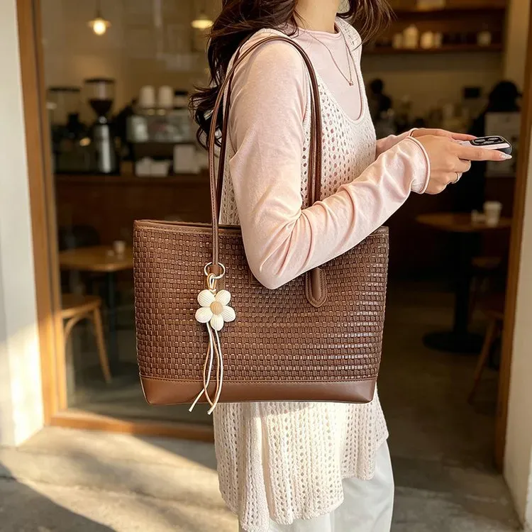 Tas Selempang Wanita Bahan PU Sintetis Tekstur Anyam Warna Hitam Bentuk Kotak Warna Cokelat