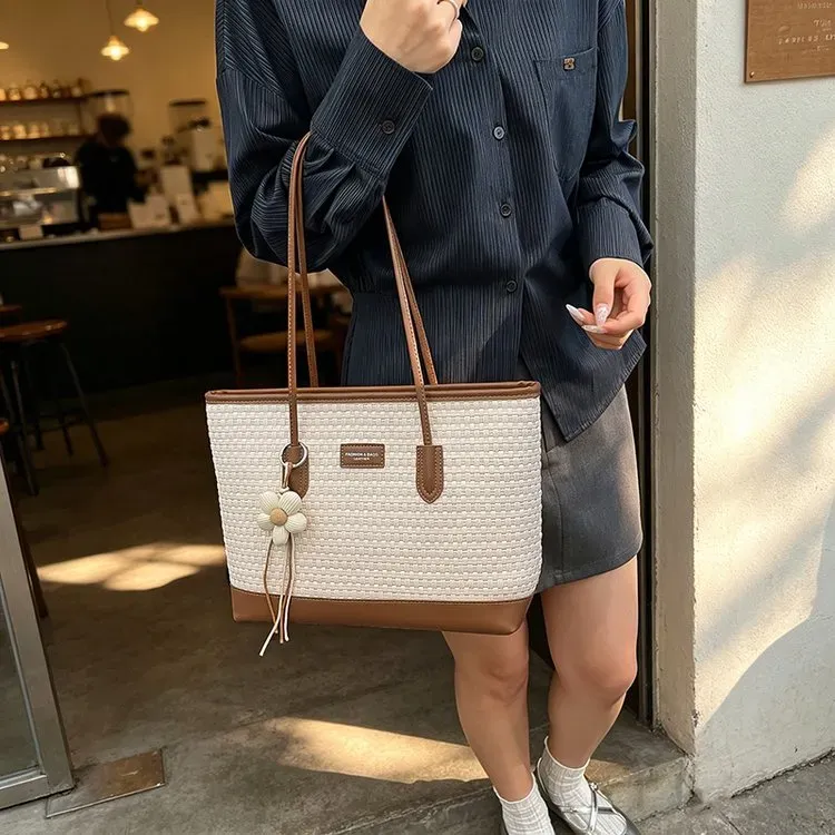 Tas Selempang Wanita Bahan PU Sintetis Tekstur Anyam Warna Hitam Bentuk Kotak Warna Cokelat