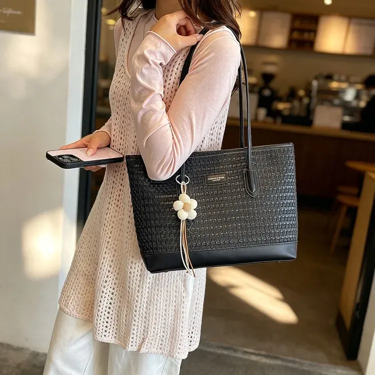 Tas Selempang Wanita Bahan PU Sintetis Tekstur Anyam Warna Hitam Bentuk Kotak Warna Cokelat