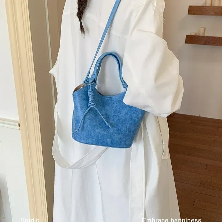 Tas Bucket Wanita Bahan PU Sintetis Polos Warna Hitam Bentuk Bucket Tali Panjang Grosir Import
