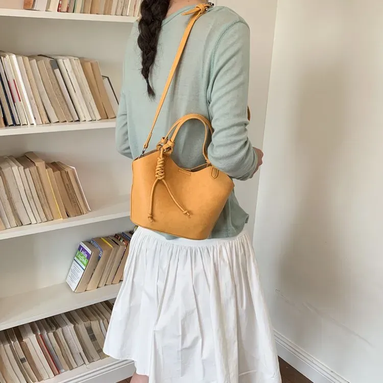 Tas Bucket Wanita Bahan PU Sintetis Polos Warna Hitam Bentuk Bucket Tali Panjang Grosir Import