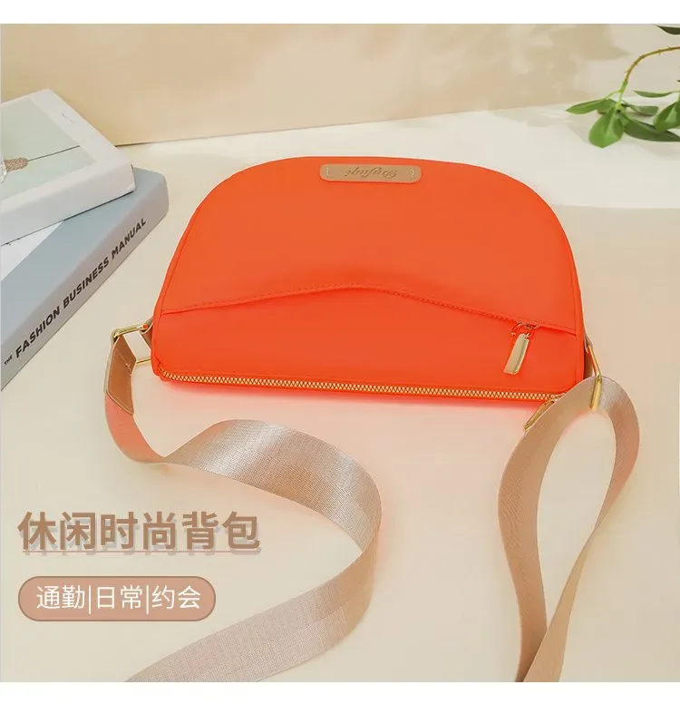 Tas Selempang Wanita Bahan Nylon Polos Warna Hijau Bentuk Crescent Tali Panjang Grosir Import