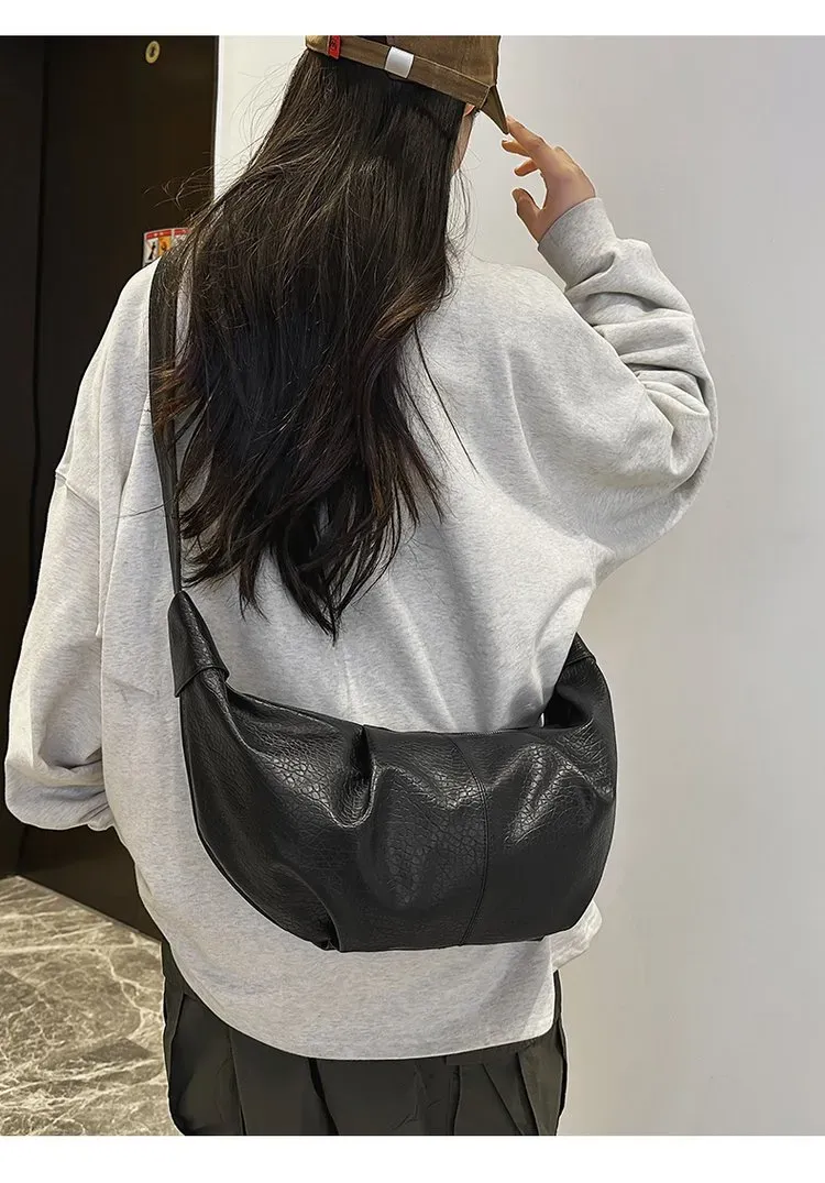 Tas Selempang Wanita Bahan PU Sintetis Polos Warna Hitam Bentuk Crescent Tali Pilihan Reseller