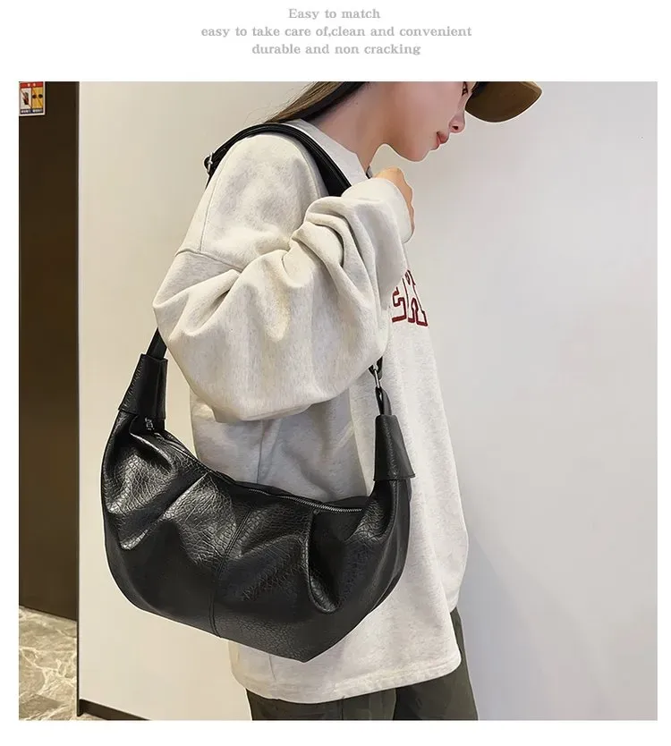 Tas Selempang Wanita Bahan PU Sintetis Polos Warna Hitam Bentuk Crescent Tali Pilihan Reseller