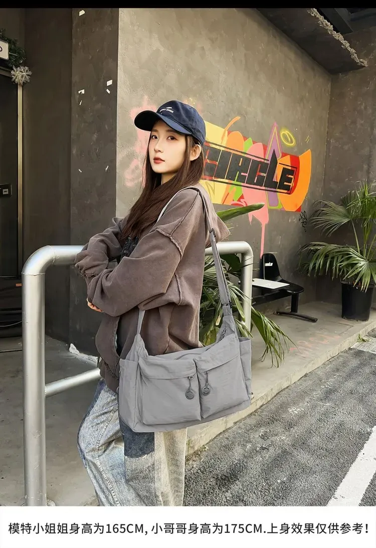 Tas Selempang Pria Bahan Nylon Polos Warna Hitam Bentuk Kotak Tali Panjang Resleting Grosir