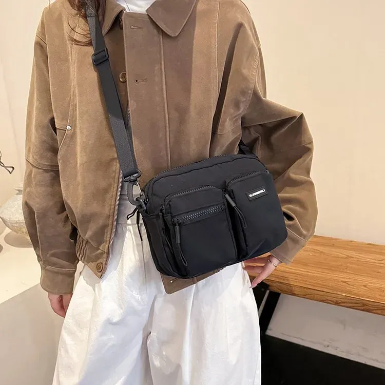 Tas Selempang Wanita Bahan Nylon Polos Warna Hitam Bentuk Kotak Tali Panjang Resleting Grosir