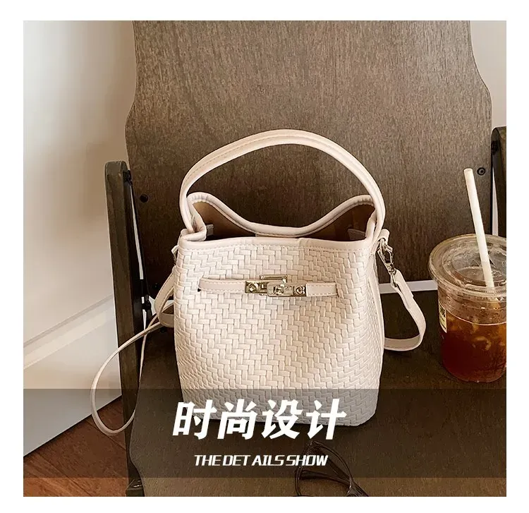 Tas Bucket Wanita Bahan PU Sintetis Tekstur Anyam Warna Hitam Bentuk Bucket Tali Grosir Import