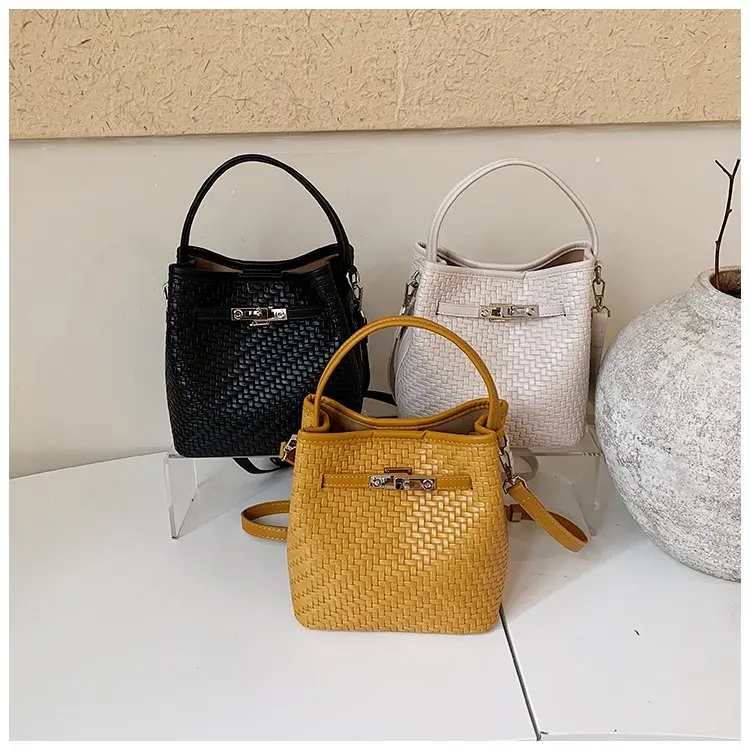 Tas Bucket Wanita Bahan PU Sintetis Tekstur Anyam Warna Hitam Bentuk Bucket Tali Grosir Import