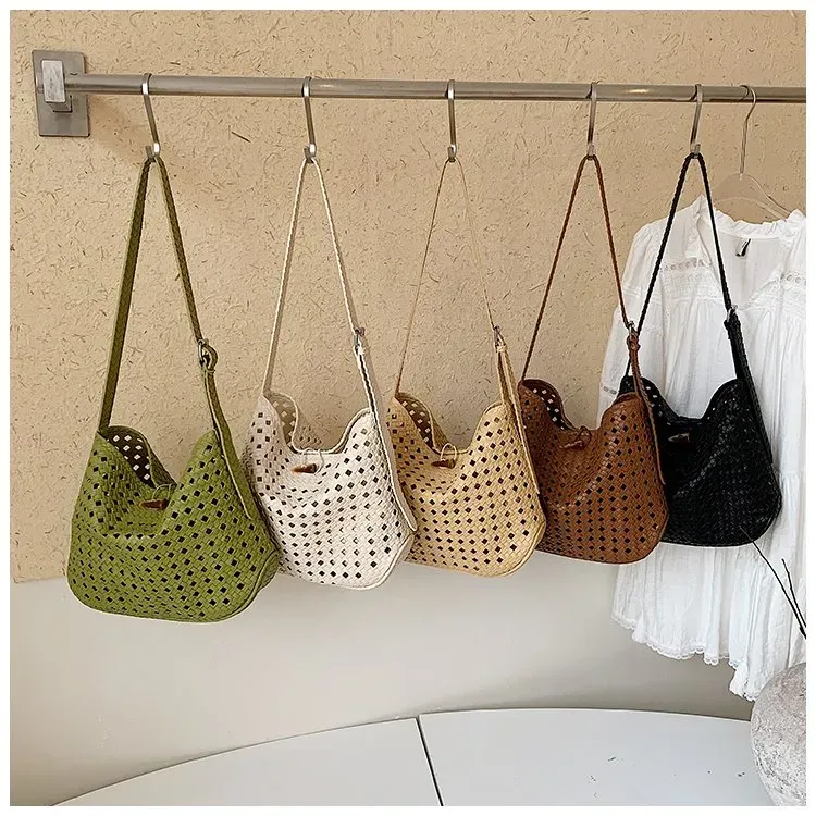 Tas Selempang Wanita Bahan PU Sintetis Tekstur Anyam Warna Hitam Bentuk Crescent Grosir Import