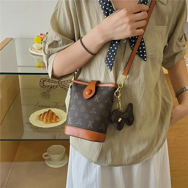 Tas Bucket Wanita Bahan PU Sintetis Motif Print Bentuk Bucket Tali Panjang Grosir Import