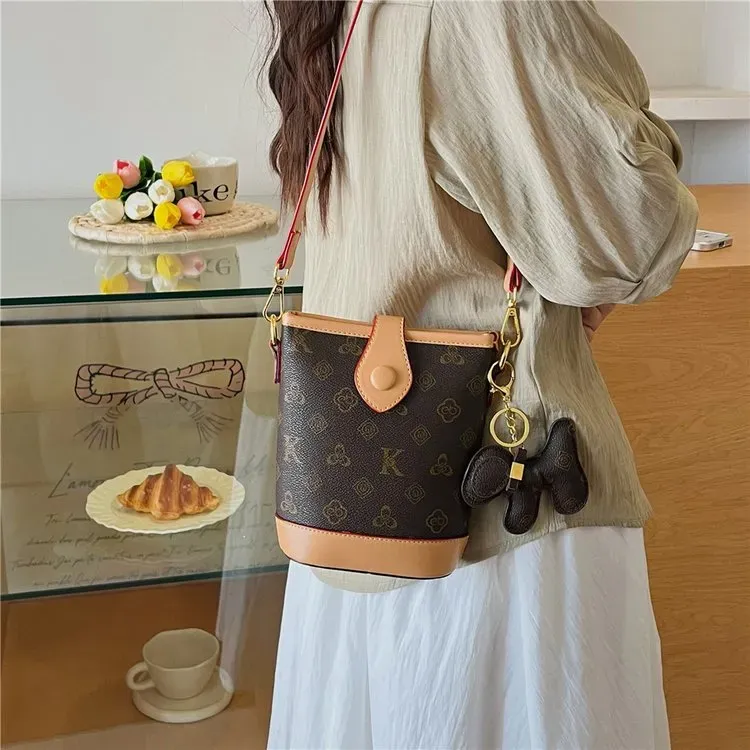 Tas Bucket Wanita Bahan PU Sintetis Motif Print Bentuk Bucket Tali Panjang Grosir Import