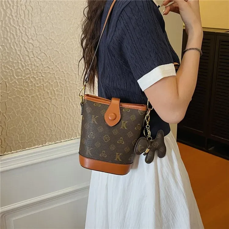 Tas Bucket Wanita Bahan PU Sintetis Motif Print Bentuk Bucket Tali Panjang Grosir Import