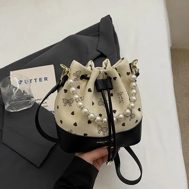 Tas Bucket Wanita Bahan PU Sintetis Motif Print Warna Hitam Bentuk Bucket Tali Grosir Import