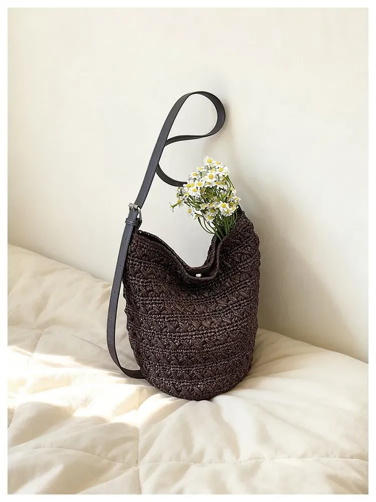 Tas Bucket Wanita Bahan PU Sintetis Tekstur Anyam Bentuk Bucket Tali Panjang Grosir Import