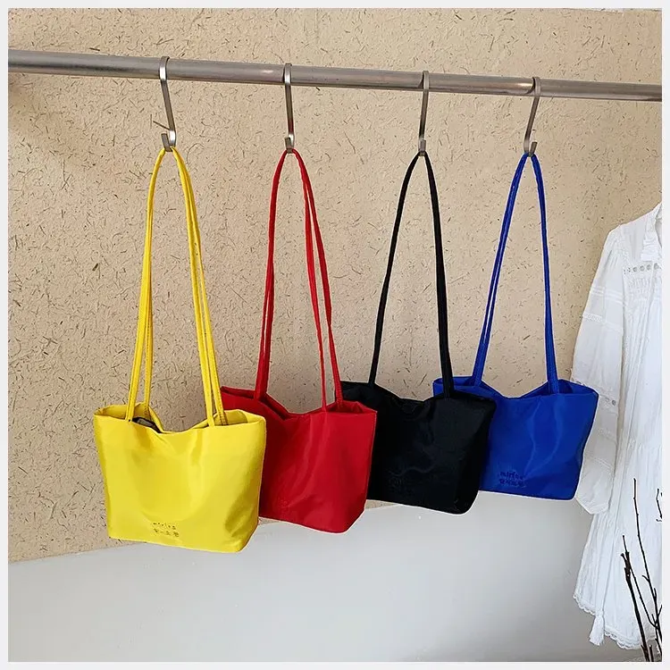 Tas Selempang Wanita Bahan Nylon Polos Warna Hitam Bentuk Kotak Tali Serut Casual Grosir Import