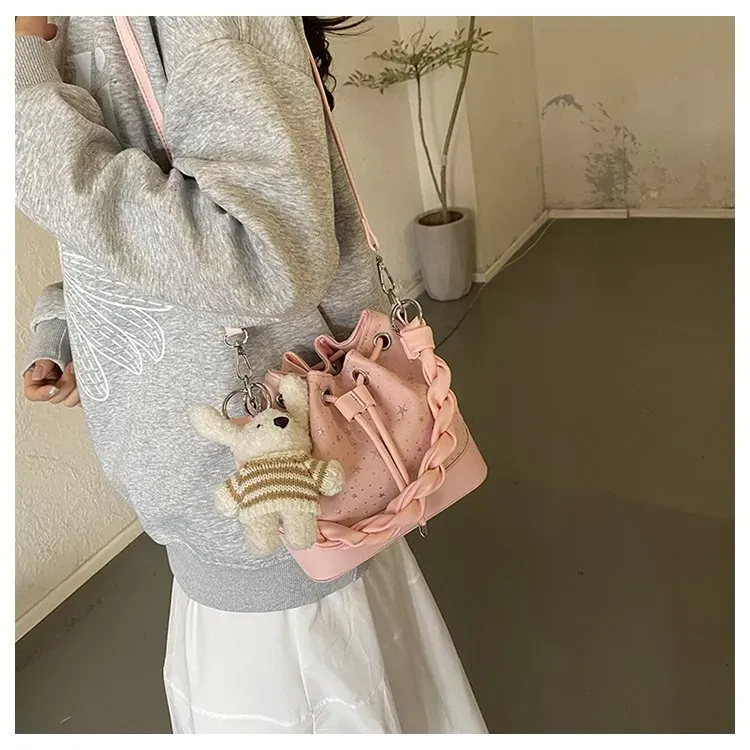 Tas Bucket Wanita Bahan PU Sintetis Motif Print Bentuk Bucket Tali Lebar Grosir Import