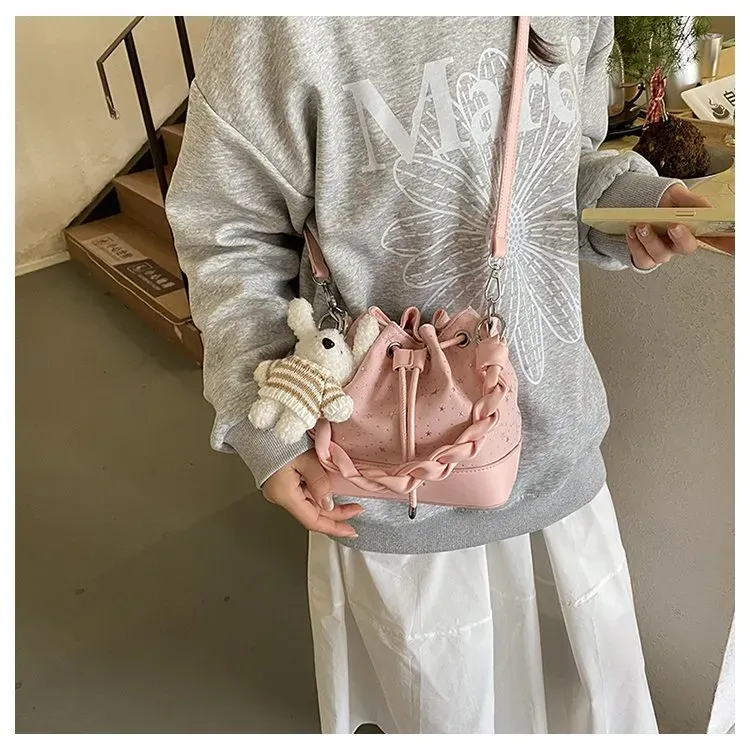 Tas Bucket Wanita Bahan PU Sintetis Motif Print Bentuk Bucket Tali Lebar Grosir Import