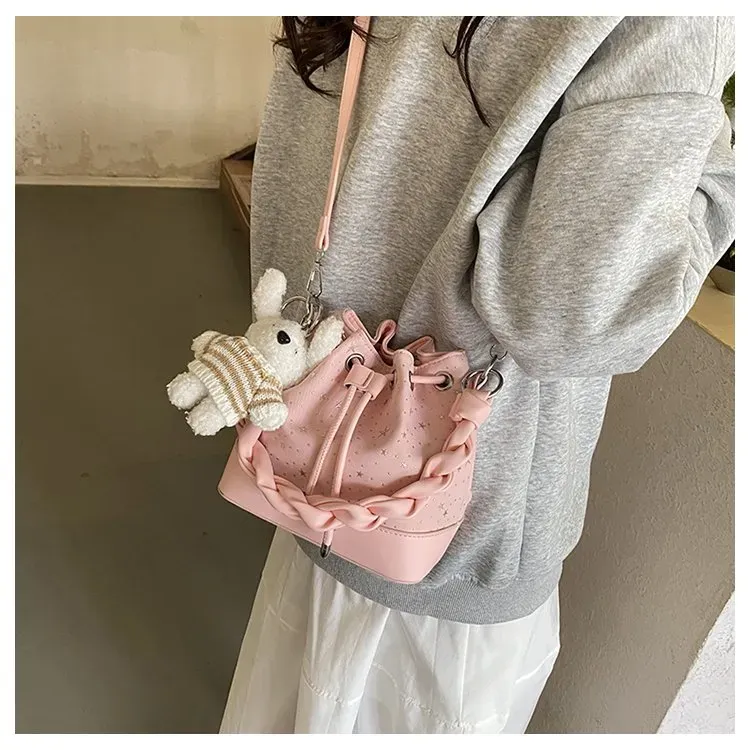 Tas Bucket Wanita Bahan PU Sintetis Motif Print Bentuk Bucket Tali Lebar Grosir Import