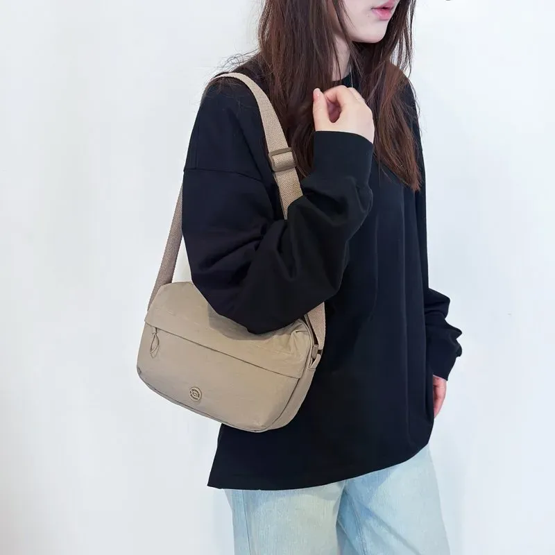 Tas Selempang Wanita Bahan PU Sintetis Polos Model Hobo Tali Serut Model Flap Grosir Import