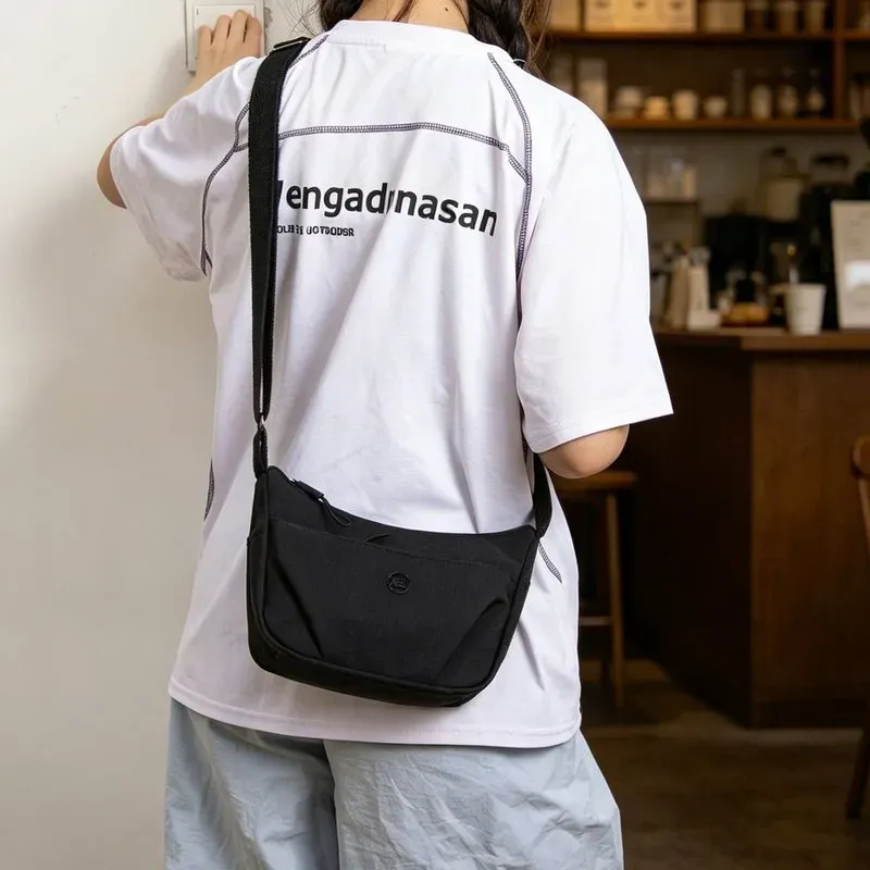 Tas Selempang Wanita Bahan PU Sintetis Polos Model Hobo Tali Serut Model Flap Grosir Import