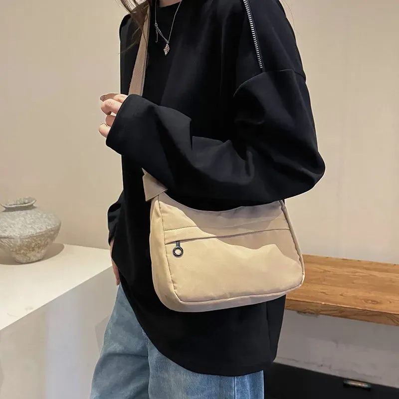Tas Selempang Wanita Bahan PU Sintetis Polos Model Hobo Tali Serut Model Flap Grosir Import