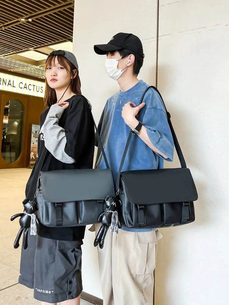 Tas Selempang Pria Bahan Kain Polos Warna Hitam Bentuk Kotak Tali Lebar Resleting Model Flap