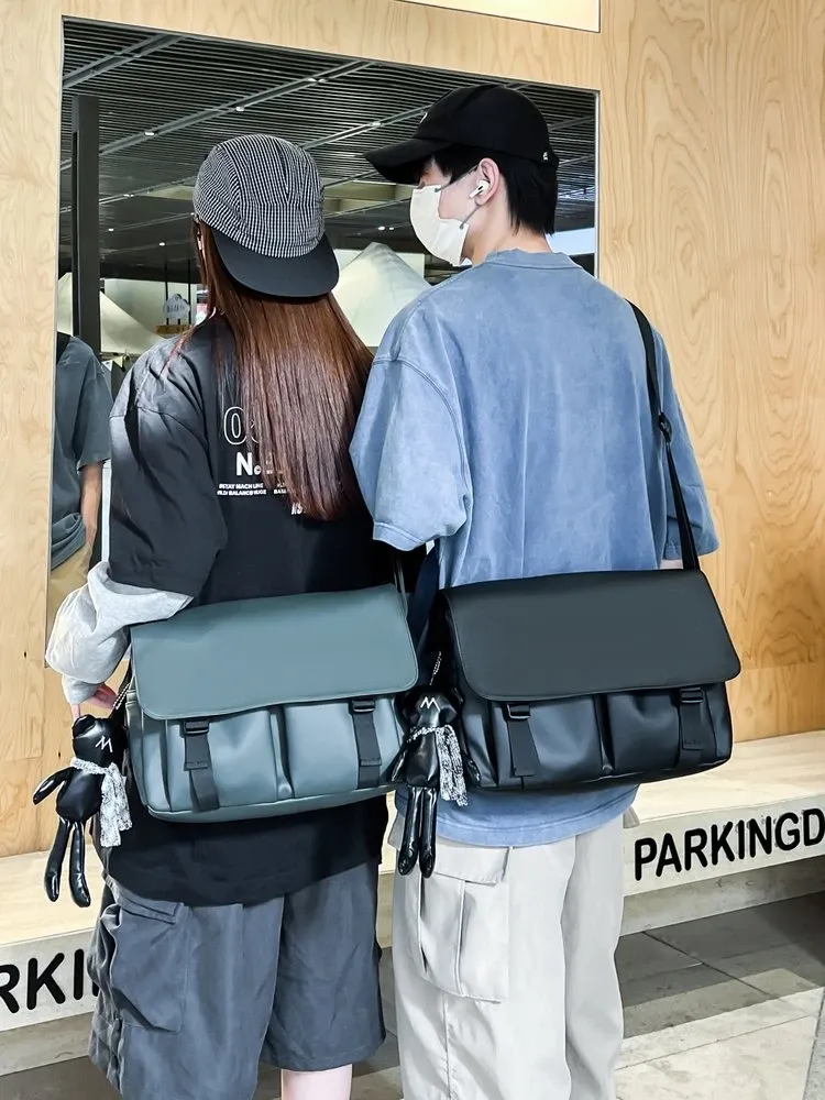 Tas Selempang Pria Bahan Kain Polos Warna Hitam Bentuk Kotak Tali Lebar Resleting Model Flap