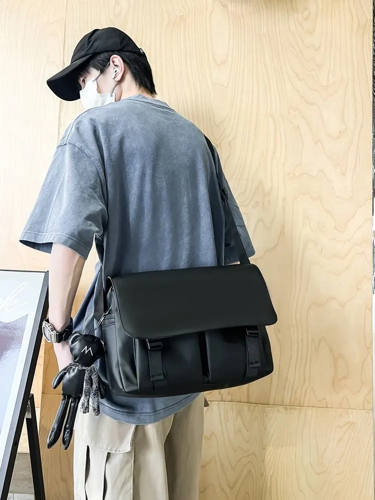 Tas Selempang Pria Bahan Kain Polos Warna Hitam Bentuk Kotak Tali Lebar Resleting Model Flap