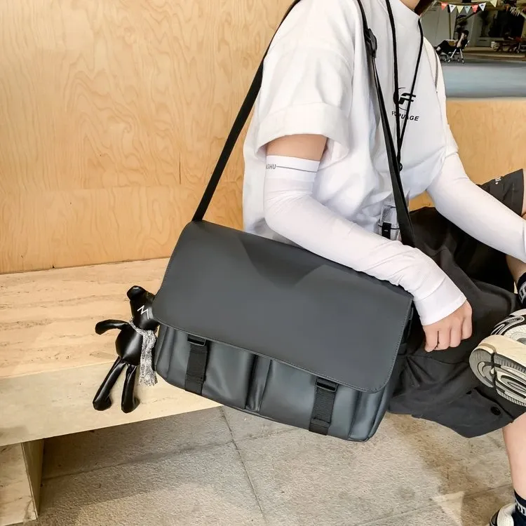 Tas Selempang Pria Bahan Kain Polos Warna Hitam Bentuk Kotak Tali Lebar Resleting Model Flap