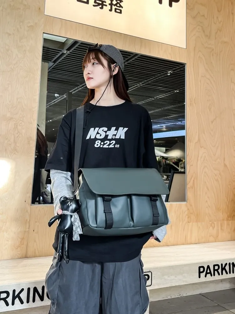 Tas Selempang Pria Bahan Kain Polos Warna Hitam Bentuk Kotak Tali Lebar Resleting Model Flap