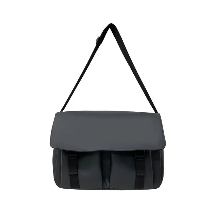 Tas Selempang Pria Bahan Kain Polos Warna Hitam Bentuk Kotak Tali Lebar Resleting Model Flap