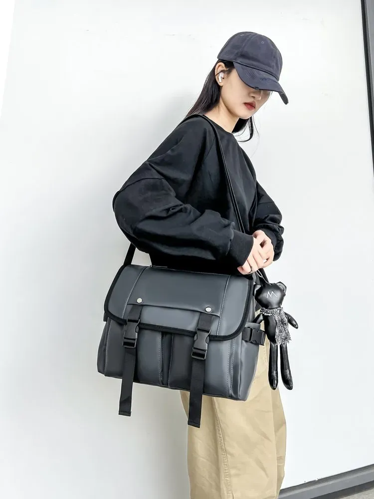 Tas Selempang Pria Bahan Kain Polos Warna Hitam Bentuk Kotak Tali Lebar Resleting