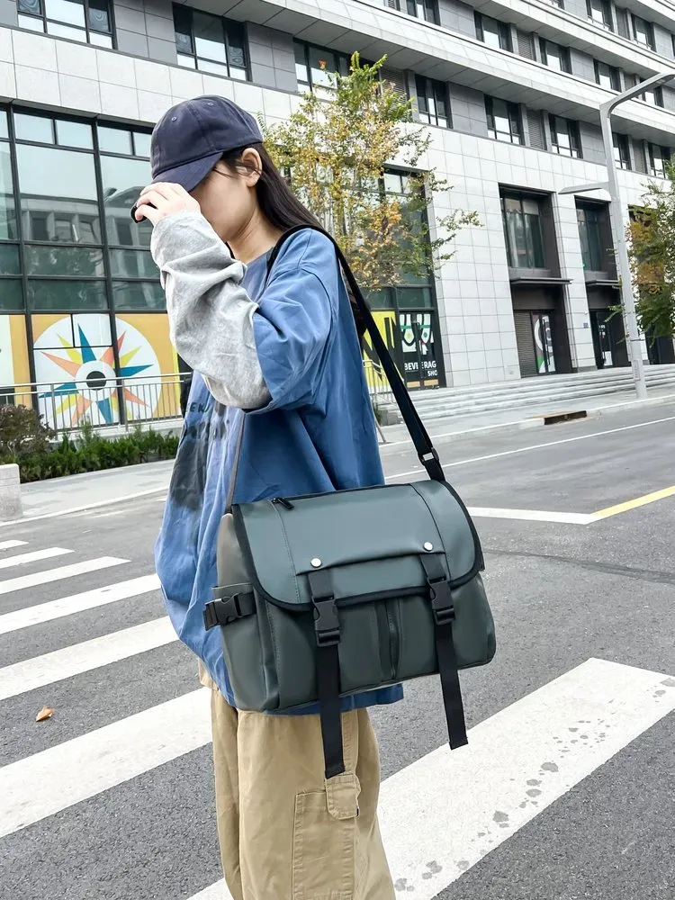 Tas Selempang Pria Bahan Kain Polos Warna Hitam Bentuk Kotak Tali Lebar Resleting