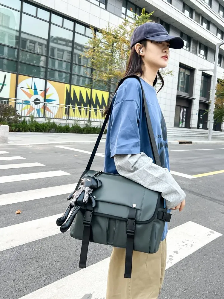 Tas Selempang Pria Bahan Kain Polos Warna Hitam Bentuk Kotak Tali Lebar Resleting