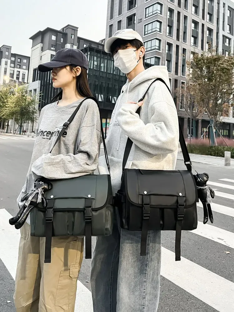 Tas Selempang Pria Bahan Kain Polos Warna Hitam Bentuk Kotak Tali Lebar Resleting